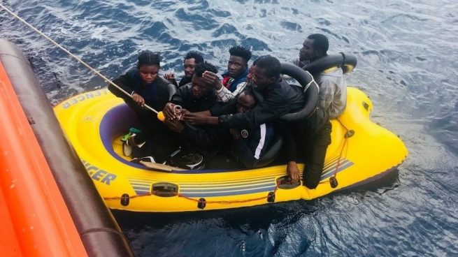 Inmigrantes ilegales rescatados de una patera.