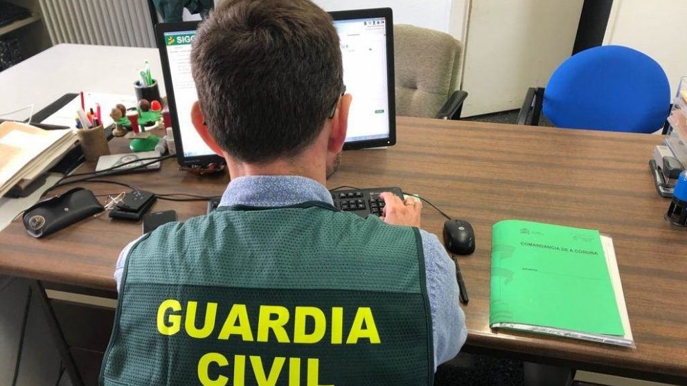 Un agente de la Guardia Civil remitiendo una nota de prensa.