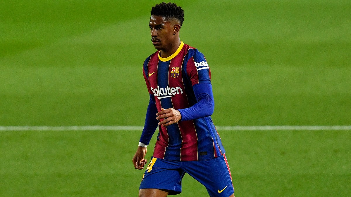 Junior Firpo durante un partido con el Barcelona. (AFP)