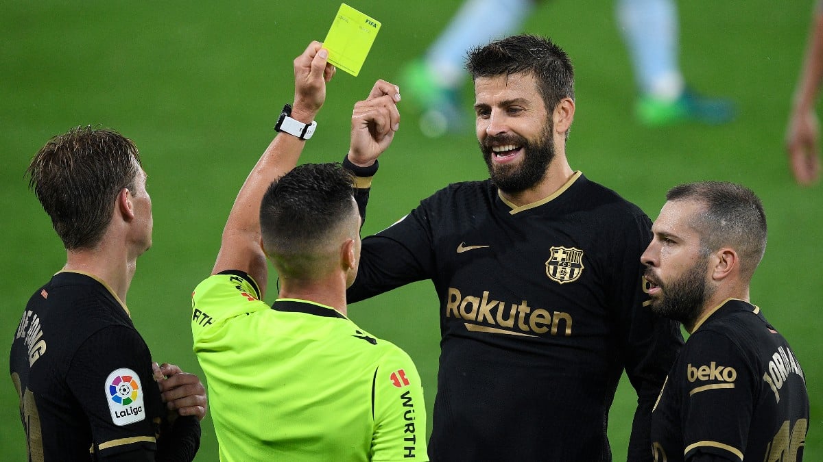 Piqué se mofa de una decisión arbitral en un partido del Barcelona. (Getty)