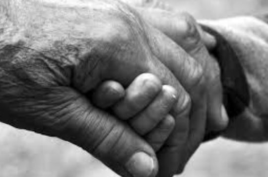 Tras 70 años juntos, una pareja de ancianos se despide en el hospital antes de morir de Covid
