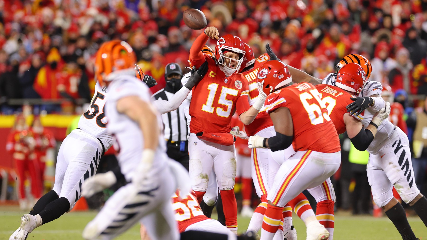 Patrick Mahomes intenta conectar un pase con los Kansas City Chiefs. (Getty)