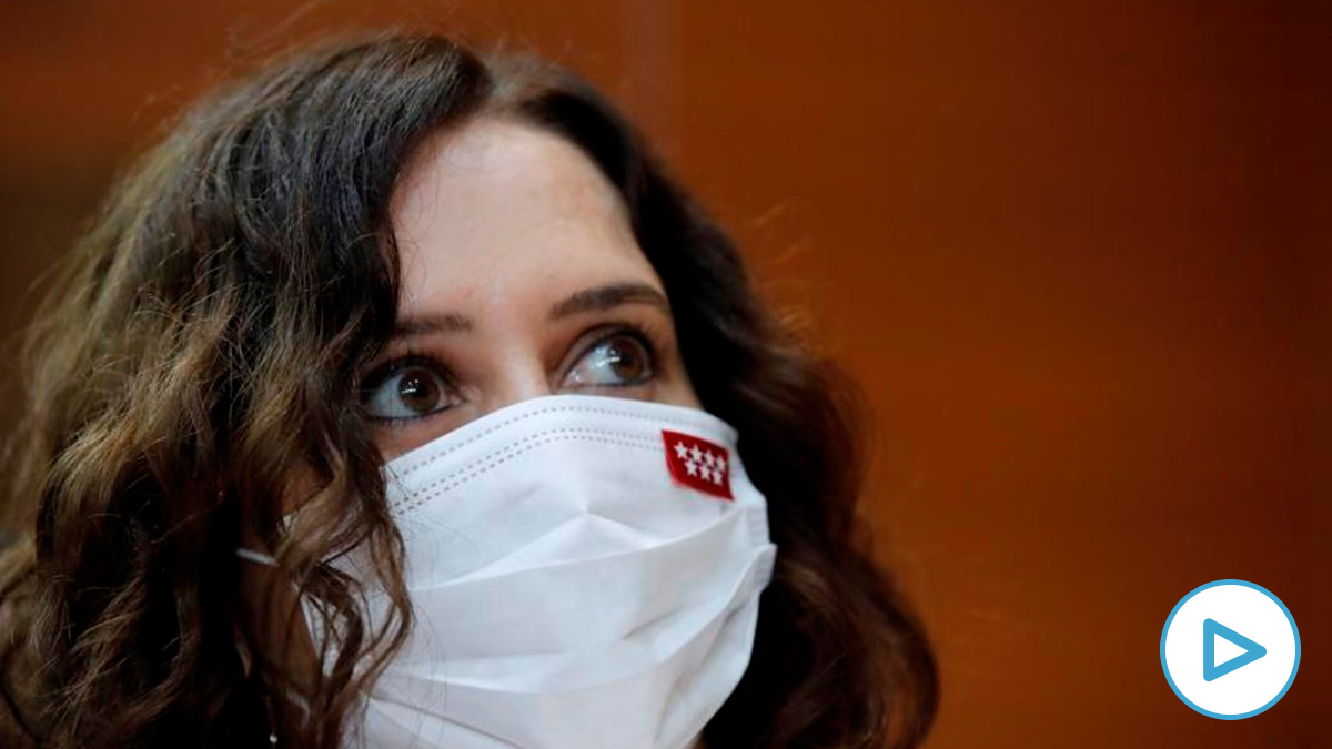 La presidenta de la Comunidad de Madrid, Isabel Díaz Ayuso durante el debate del pleno de la Asamblea de Madrid celebrado este jueves, un día antes de que el Gobierno regional comience a flexibilizar las restricciones. Foto: EFE