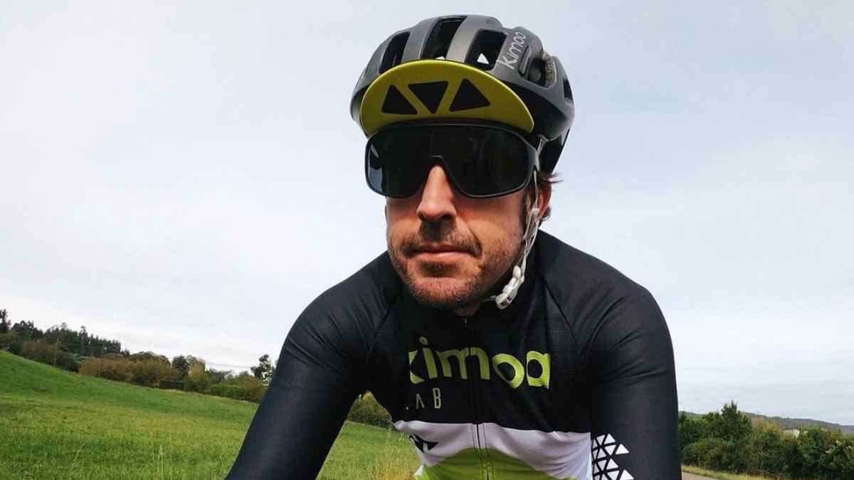 Fernando Alonso entrenando en bicicleta. (@alo_oficial)