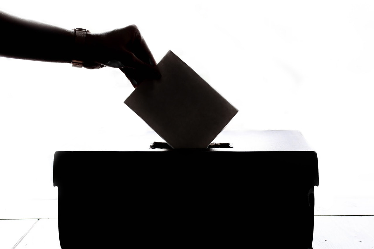 Persona ejerciendo su derecho al voto