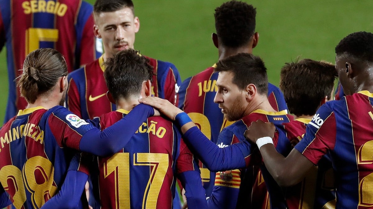 Los jugadores del Barcelona celebran el gol de Trincao ante el Alavés. (EFE)