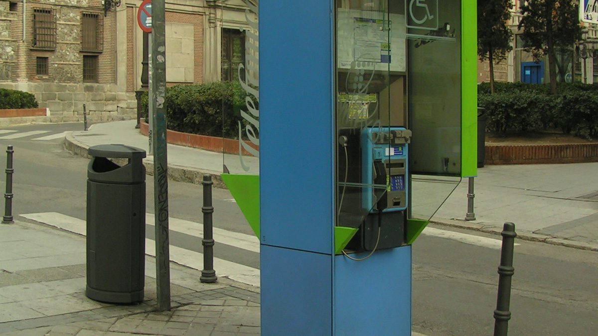 Una cabina telefónica pública en un pueblo de España. Foto: CC