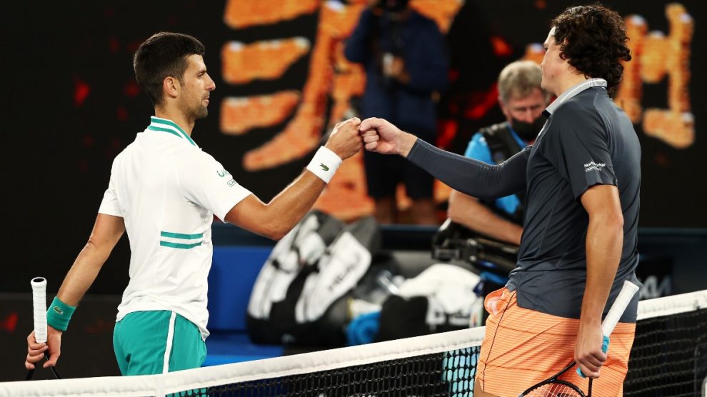 Djokovic y Raonic se saludan tras el partido. (Getty)