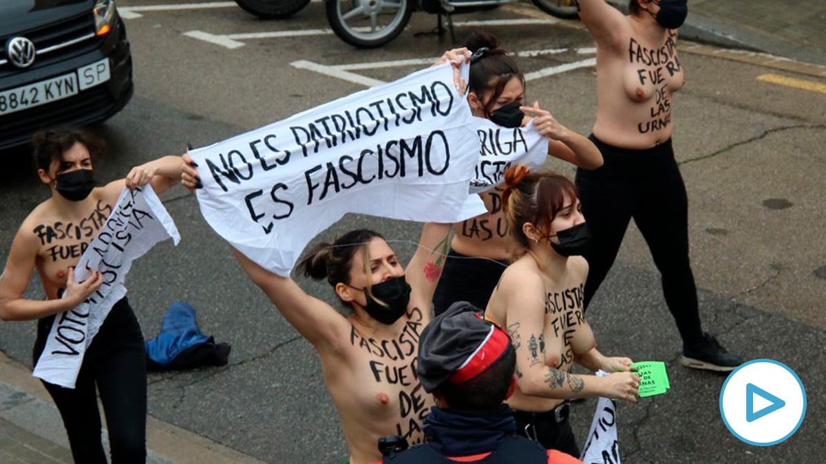 Activistas de Femen hostigando a Ignacio Garriga, candidato de Vox, en la puerta del colegio electoral. (Imagen: Edu Moreno)