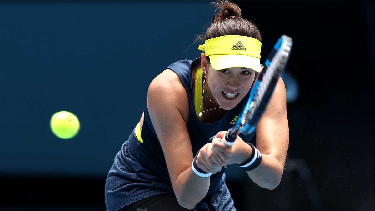 Garbiñe Muguruza golpea una bola ante Naomi Osaka en el Open de Australia. (Getty)