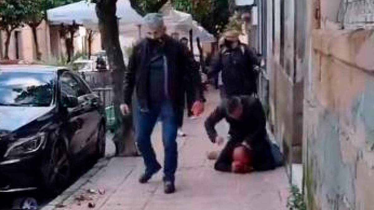 Un pantallazo de uno de los vídeos difundidos dónde se ve a dos policías nacionales fuera de servicio propinar una brutal paliza a un hombre en Linares, Jaén.