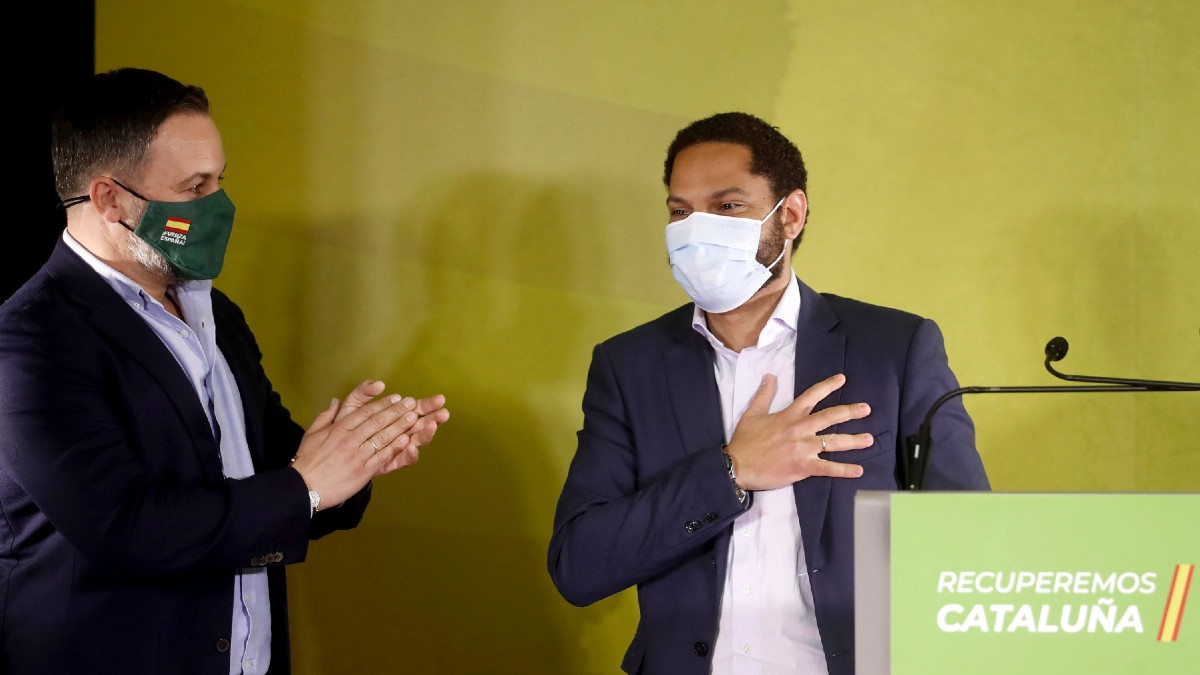 El candidato a la presidencia de la Generalitat por VOX, Ignacio Garriga (d), acompañado por el presidente del partido, Santiago Abascal, celebran los resultados obtenidos por la formación política en las elecciones autonómicas celebradas en Cataluña. (Foto: Efe)