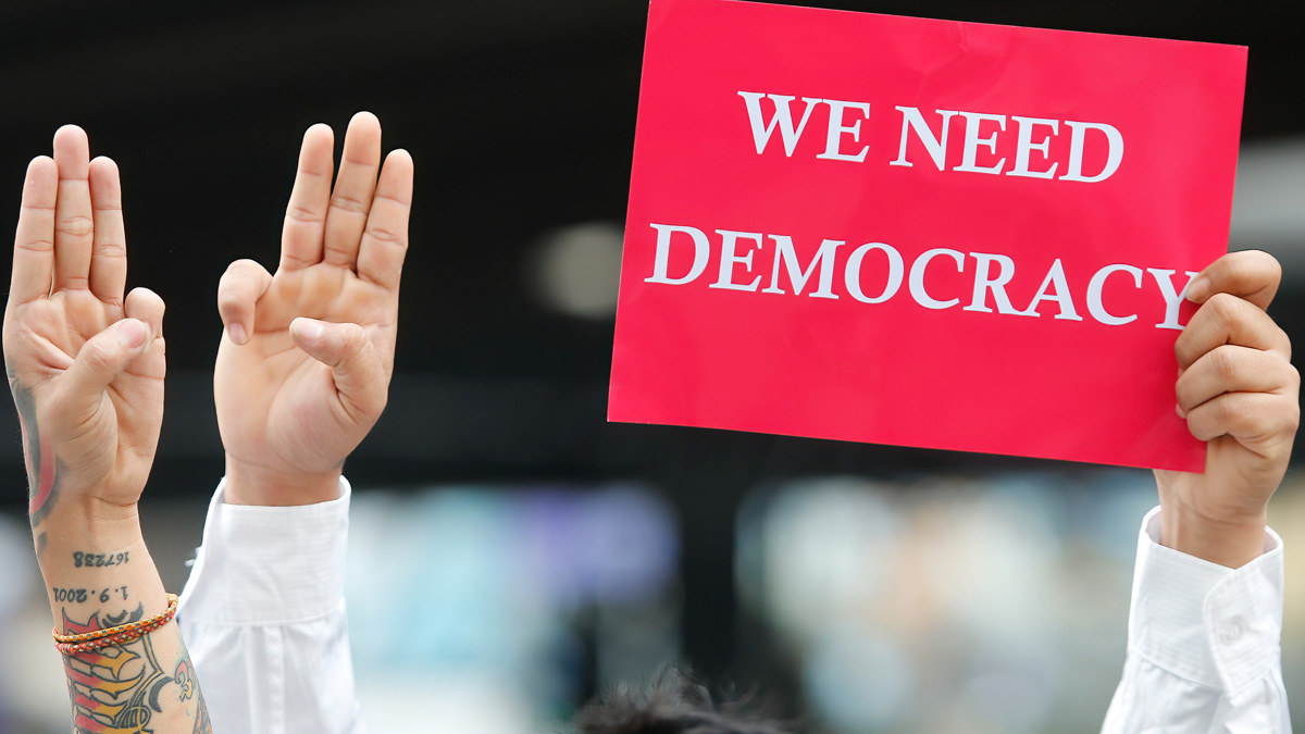 Manifestantes hacen el saludo de tres dedos en símbolo de rechazo al golpe militar de Myanmar. Foto: EP