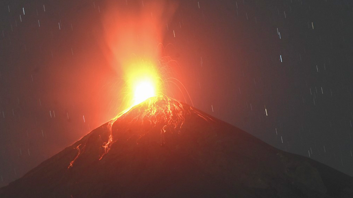 El volcán de Fuego, en Guatemala, durante una fuerte erupción el domingo 14 de febrero de 2021. Foto: AFP