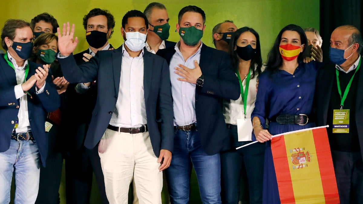 Ignacio Garriga (2i) acompañado por el presidente de Vox, Santiago Abascal (c), y Rocío Monasterio (2d), entre otros, en la noche electoral del 14-F. (Foto: Efe)