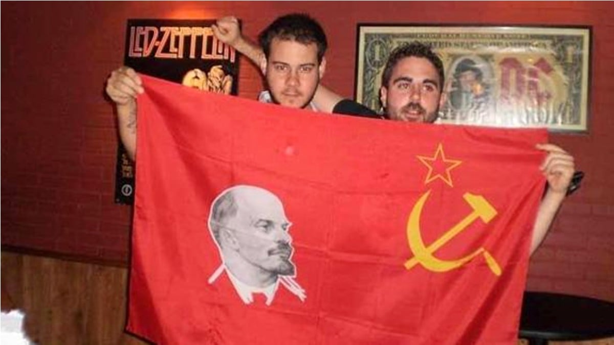 El rapero Pablo Hasél, a la izquierda, exhibiendo una bandera comunista con el rostro de Lenin.