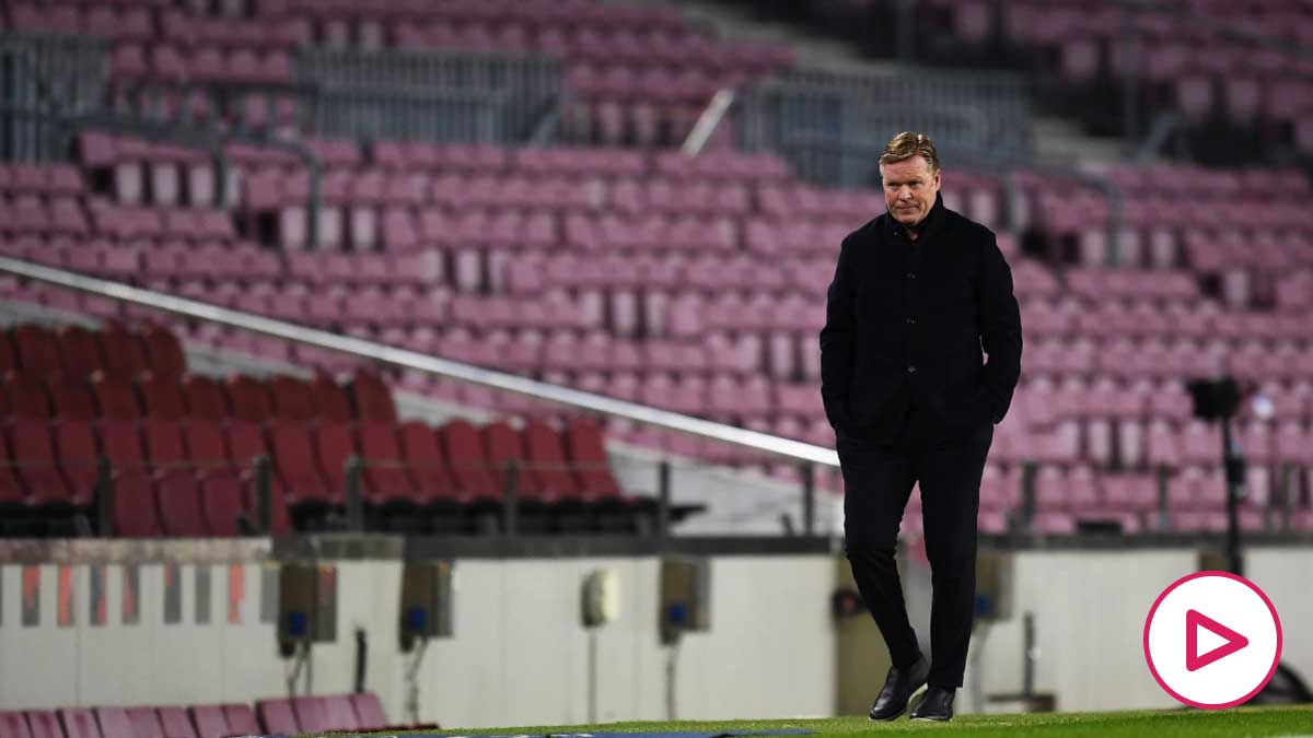 Koeman, cabizbajo en la banda del Camp Nou durante el Barça-PSG. (Getty)