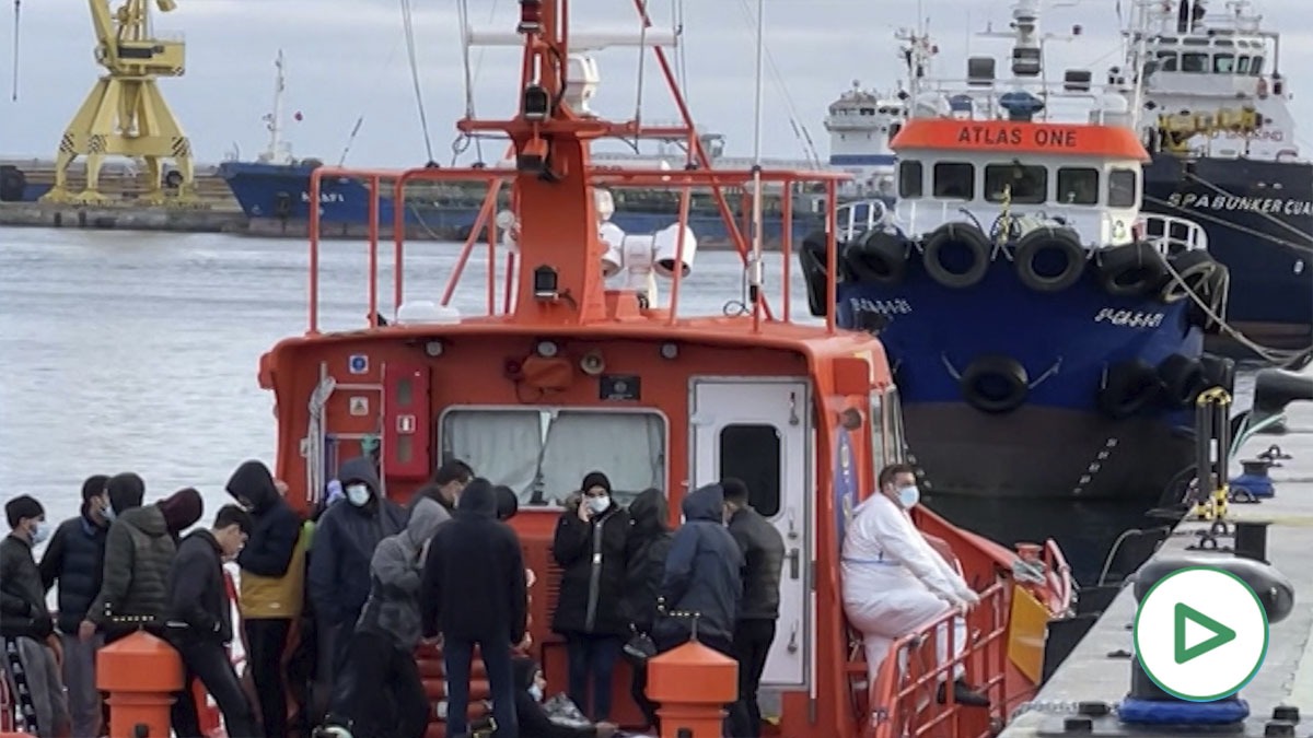 La patera, a su llegada al puerto de Ceuta.