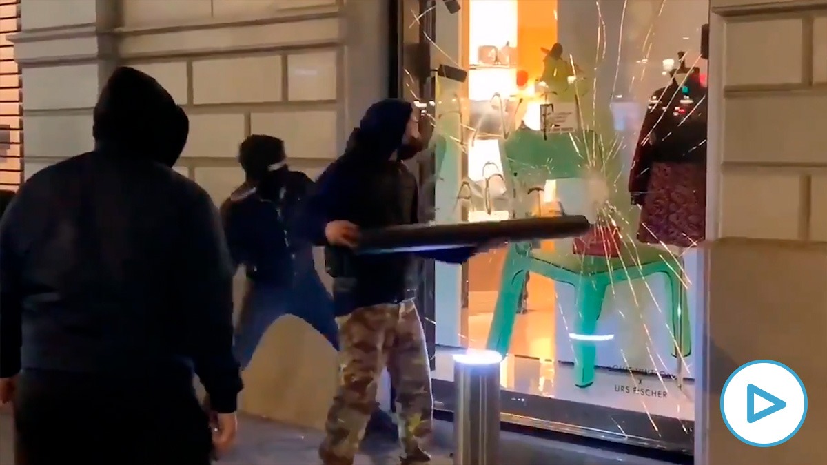 Los radicales defensores de Pablo Hasél fallan al intentar asaltar una tienda de la marca de lujo Louis Vuitton en Barcelona. Vídeo: Redes sociales
