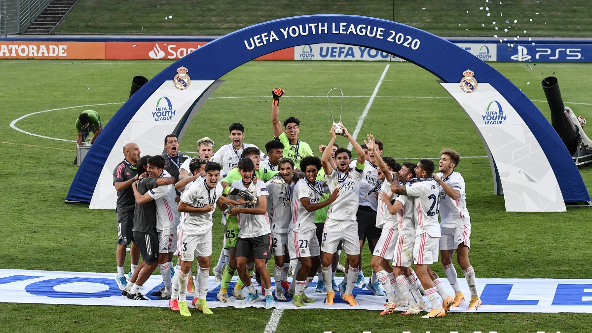 Los jugadores del Real Madrid celebran la Youth League ganada en 2020. (AFP)