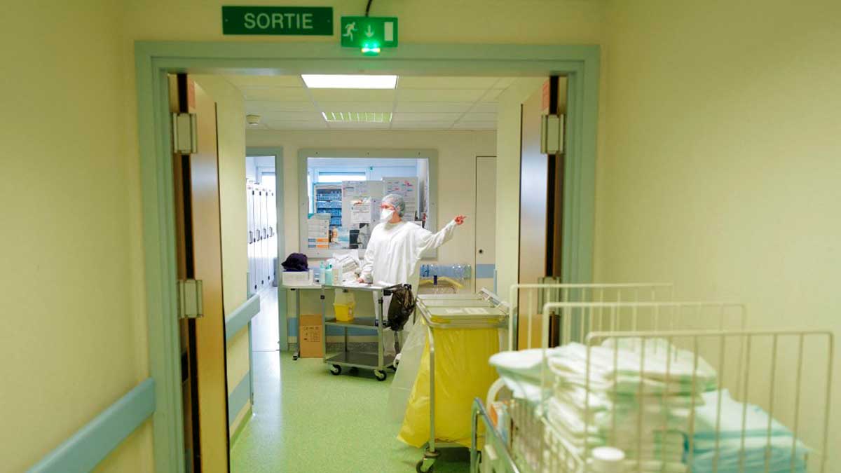 Una enfemera prepara un carrito con medicamentos en un hospital francés. Foto: AFP