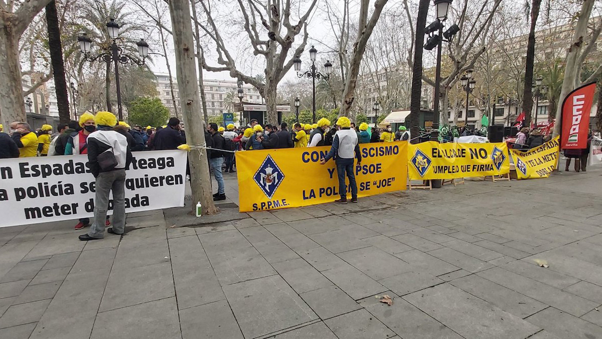 Protesta en la Plaza Nueva de Sevilla contra el socialista Espadas.