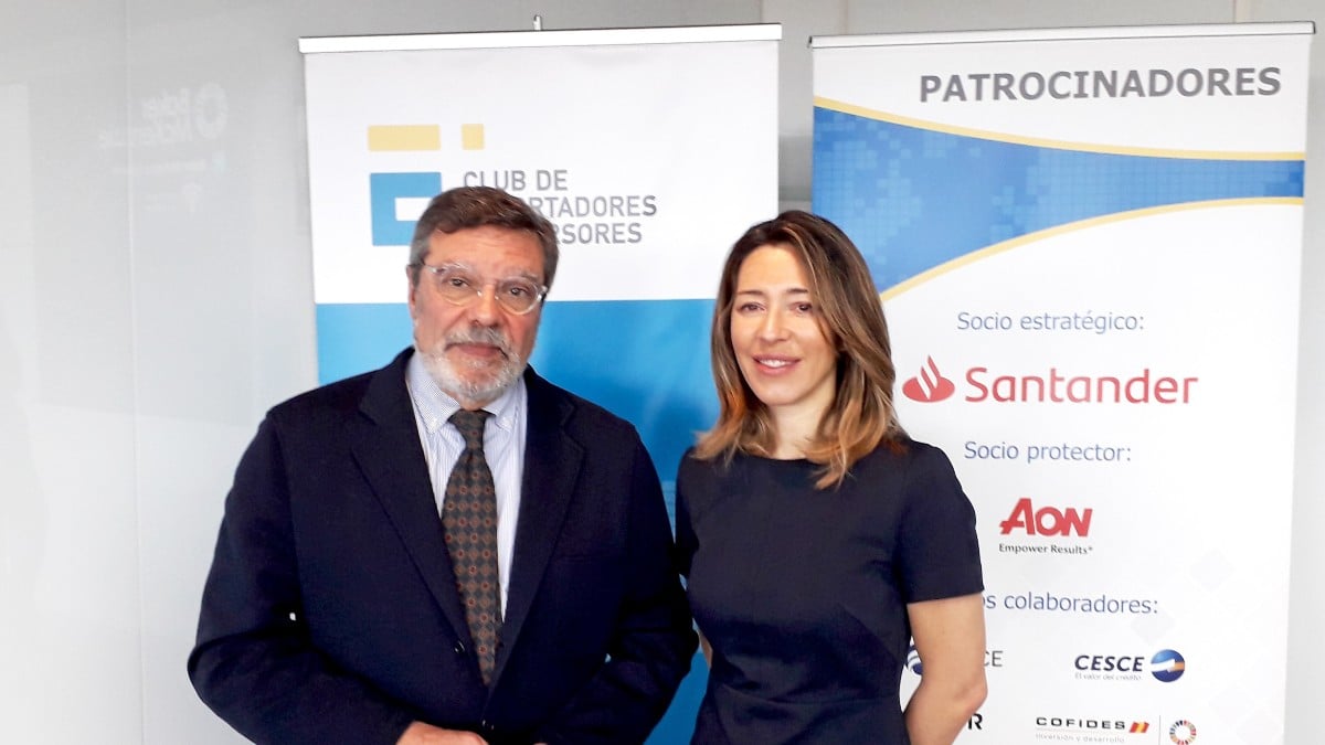 El presidente del Club de Exportadores, Antonio Bonet, y la secretaria de Estado, Xiana Méndez. Foto: Europa Press