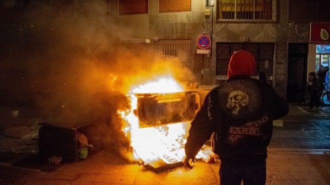 Un contenedor ardiendo durante los disturbios en Granada. (Imagen de archivo)