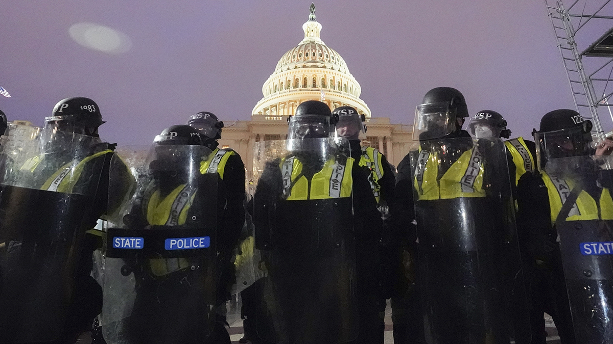 Policías apostados en el exterior del Capitolio el pasado 6 de enero.