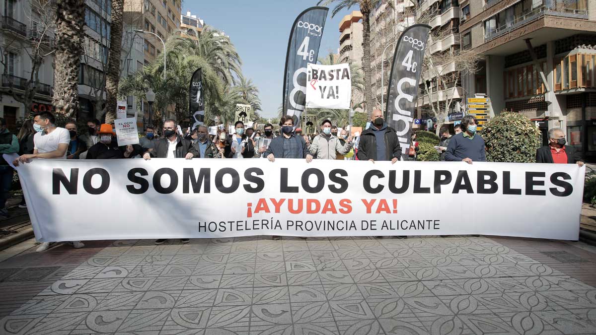 Hosteleros de Alicante participan en una manifestación reclamando ayudas a uno de los sectores más afectados por los cierres y las restricciones. Foto: EFE