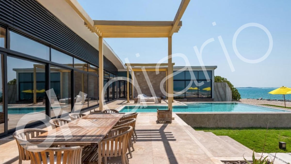 La terraza con piscina, al borde de la playa, de la mansión que ocupa el Rey emérito en la isla de Zaya Nurai.