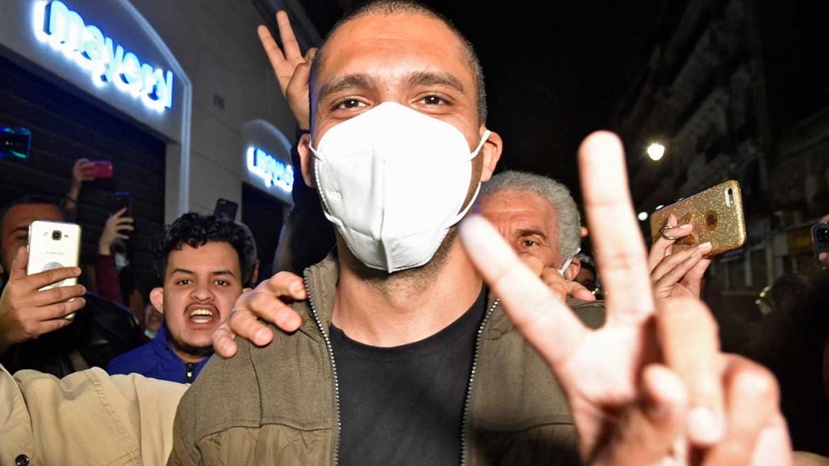 El periodista Khaled Drareni, que se ha convertido en un símbolo de la lucha por la libertad de prensa en Argelia, tras su liberación. Foto: AFP