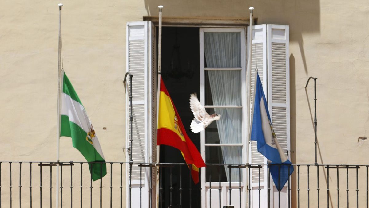 Banderas a media asta en el Ayuntamiento de Málaga (Foto: Álex Zea / Europa Press).