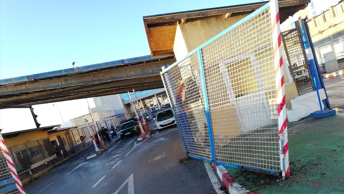 Estado de la valla de Ceuta tras ser embestida por la furgoneta (Foto: CEDIDA).