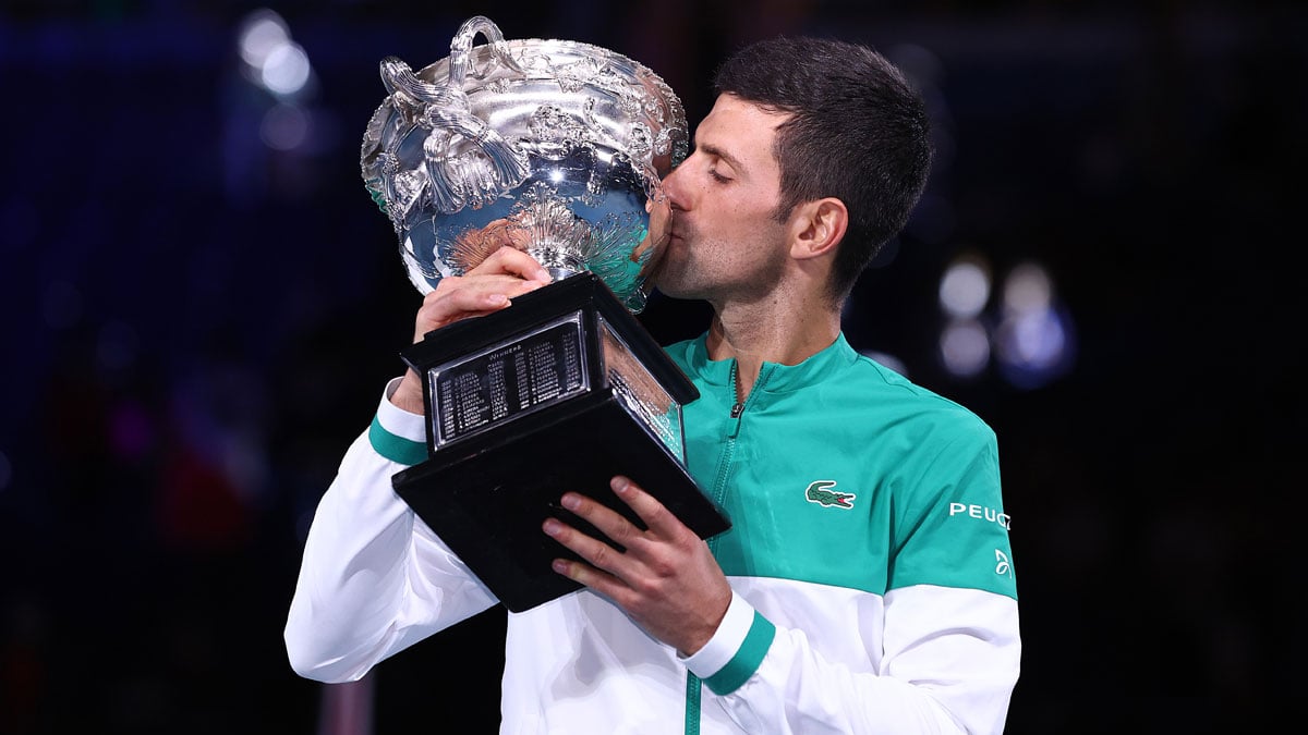 Djokovic besa su último trofeo en el Open de Australia ( Getty)