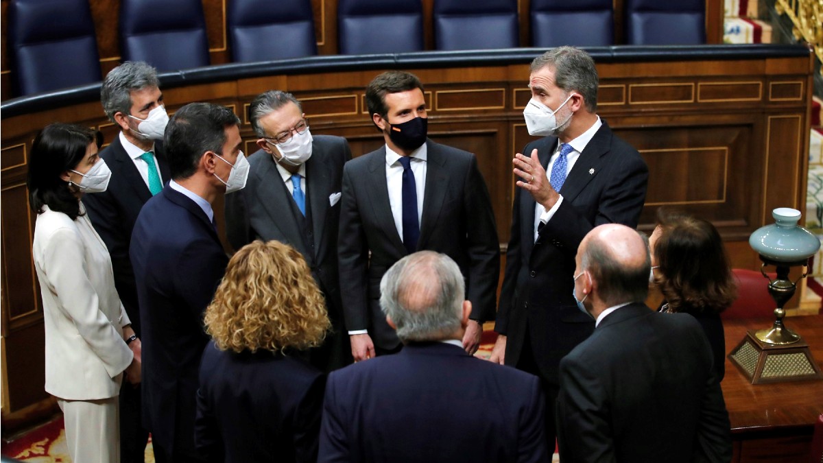 El rey Felipe VI (d) conversa con varias autoridades en el hemiciclo del Congreso. (Foto: Europa Press)