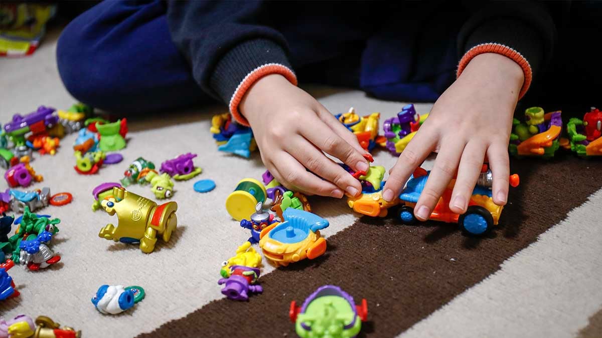 Un niño juega en su casa con unos muñecos. Foto: EP