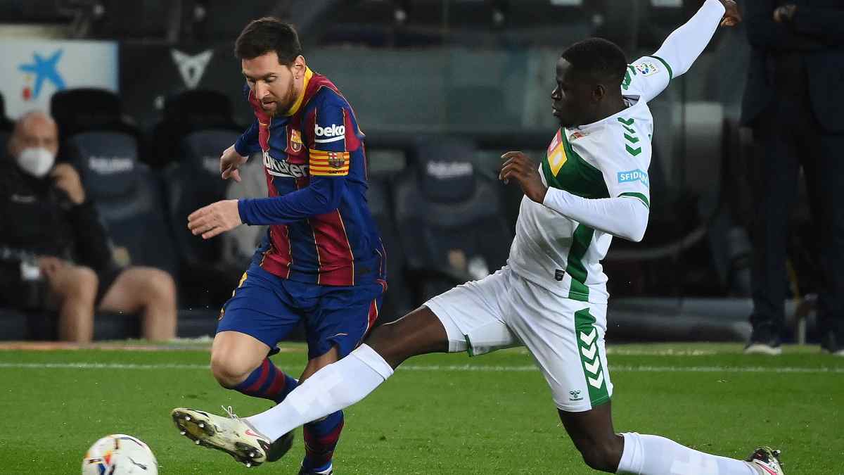 Leo Messi (Barcelona) con Mfulu (Elche). (AFP)