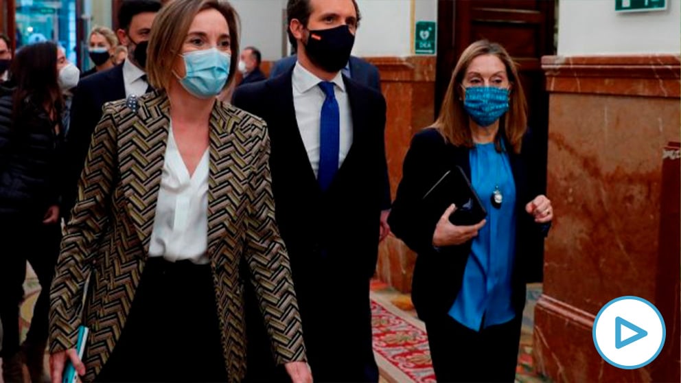 Pablo Casado, con Ana Pastor y Cuca Gamarra, en el Congreso.