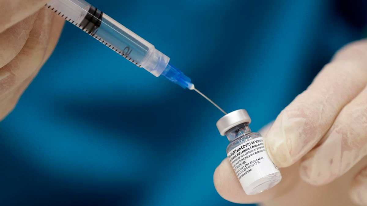 Andalucía baja de los mil hospitalizados tras mes y medio en una semana con 450.000 vacunas puestas