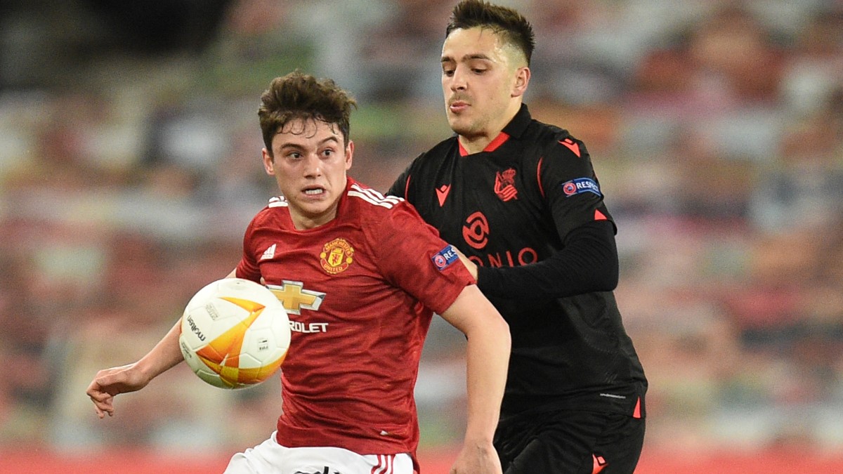 Gorosabel intenta robarle un balón a James durante el Manchester United-Real Sociedad. (AFP)