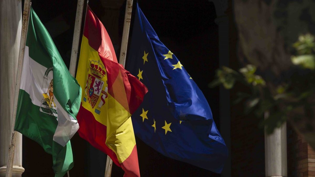Banderas a media asta en Sevilla