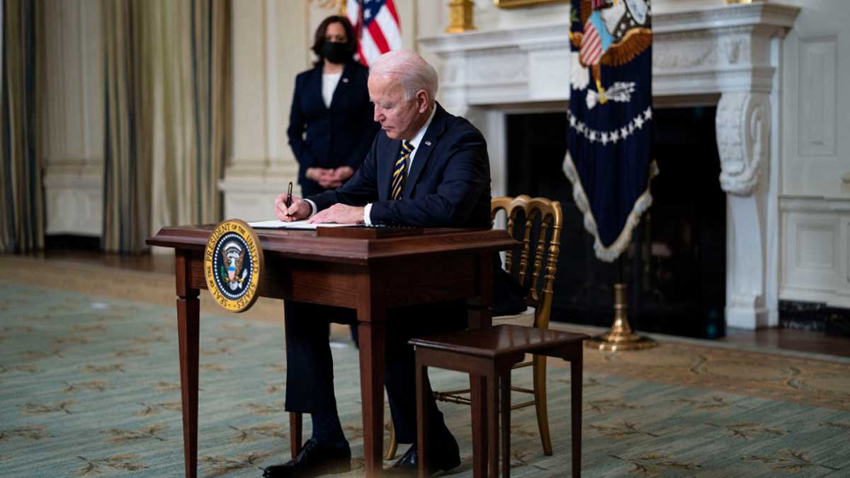 El presidente de los Estados Unidos, Joe Biden, con Kamala Harris, la vicepresidenta, detrás. Foto: AFP