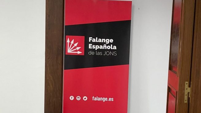La diputada falangista andaluza retira la bandera… pero instala un panel de la Falange en el Parlamento