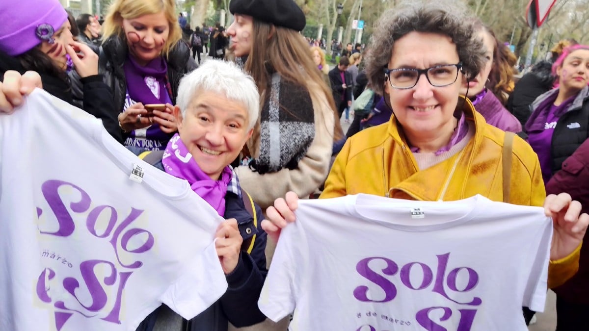 Boti García y Beatriz Gimerno con el lema ‘Sólo sí es sí’ en el 8M de 2020. (Foto: @BeatrizGimeno1)