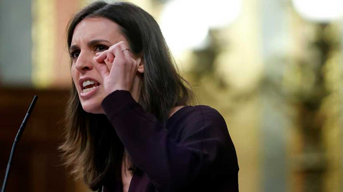 La ministra de Igualdad, Irene Montero interviene durante la sesión de control al Gobierno en el Congreso de los Diputados. Foto: EFE