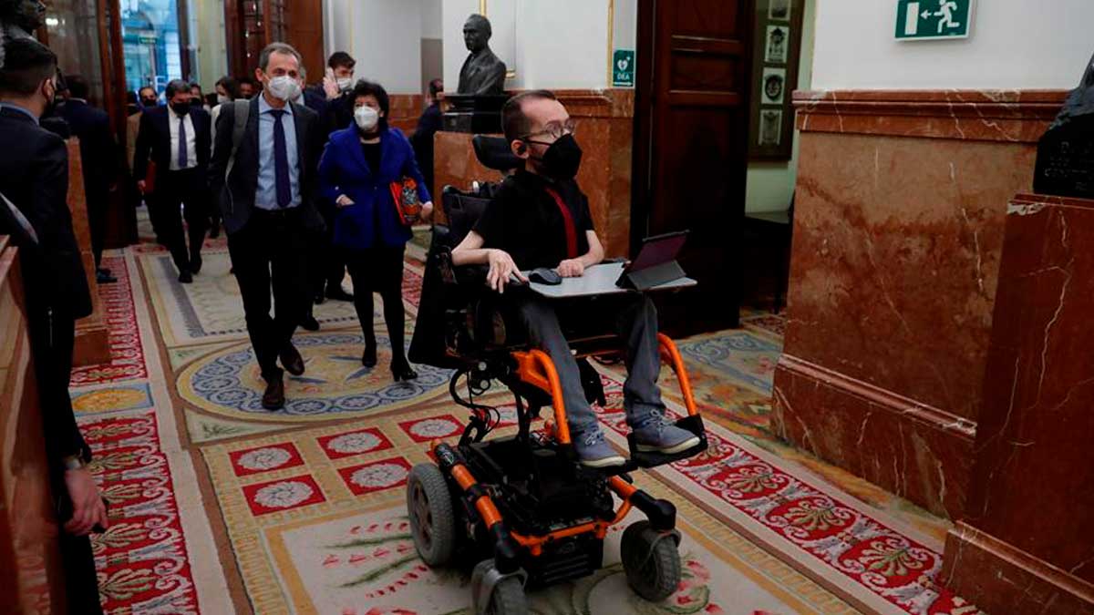 El portavoz de Unidas Podemos en el Congreso Pablo Echenique, a su llegada al hemiciclo. Foto: EFE