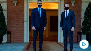 Pedro Sánchez y Pablo Casado, a las puertas de Moncloa.