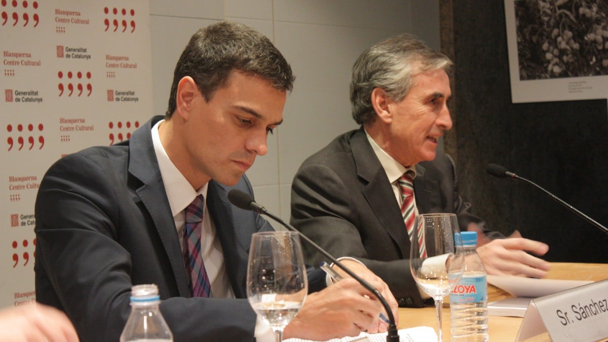 Pedro Sánchez con Ramón Jáuregui en la presentación del libro sobre su tesis en 2013. (Foto: CCBlanquerna)