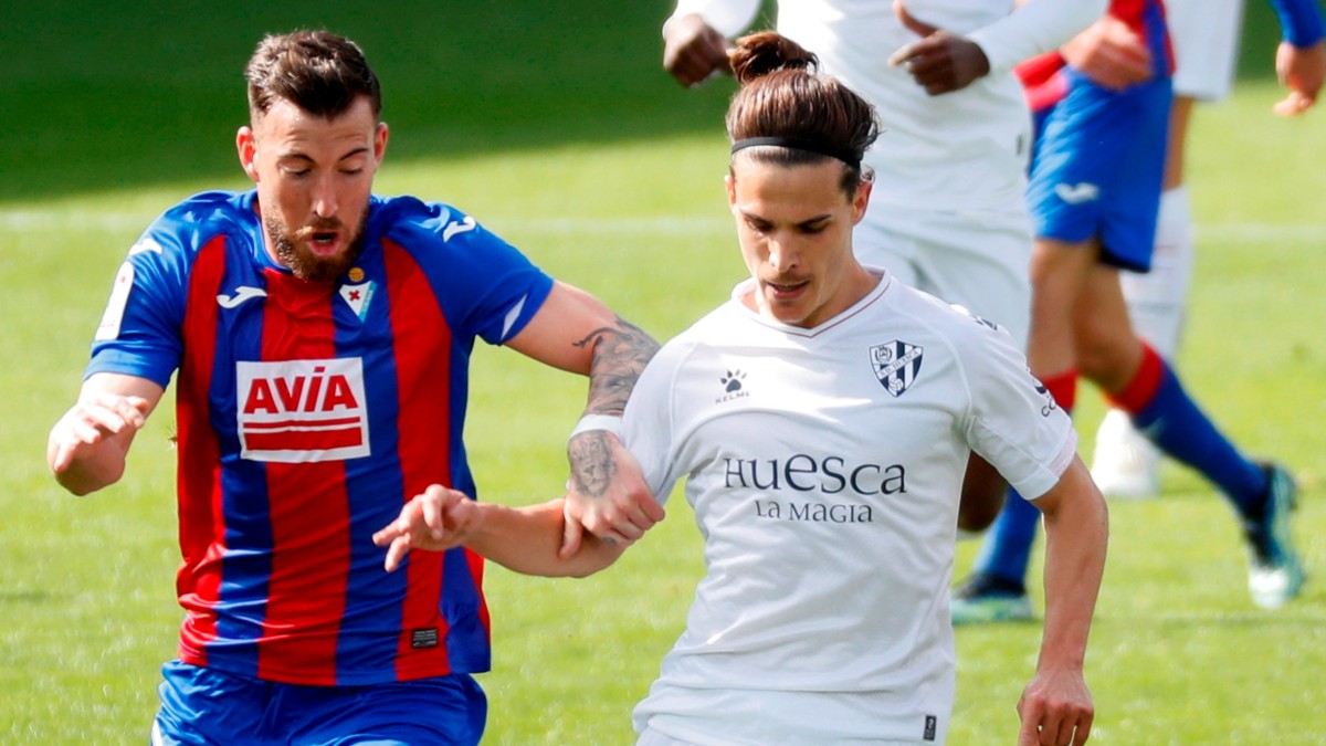 Enrich y Seoane disputan un balón en el Eibar- Huesca. (EFE)